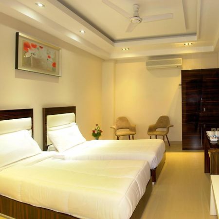 Hotel Gulnar New Delhi Bagian luar foto