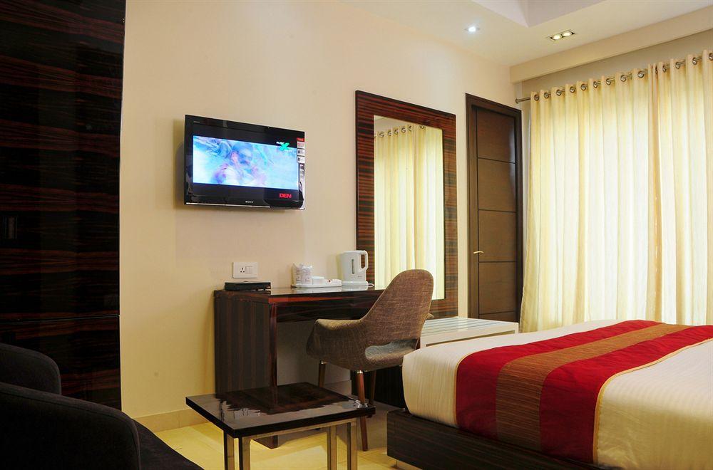 Hotel Gulnar New Delhi Bagian luar foto