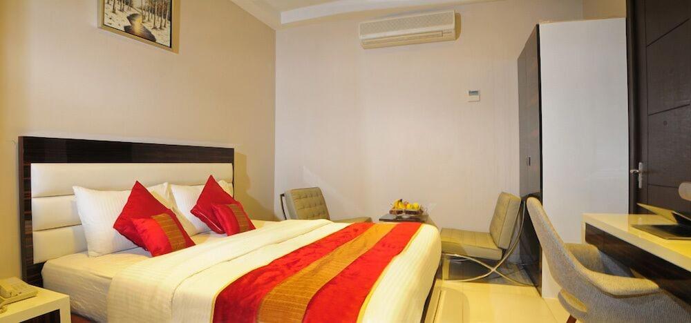 Hotel Gulnar New Delhi Bagian luar foto