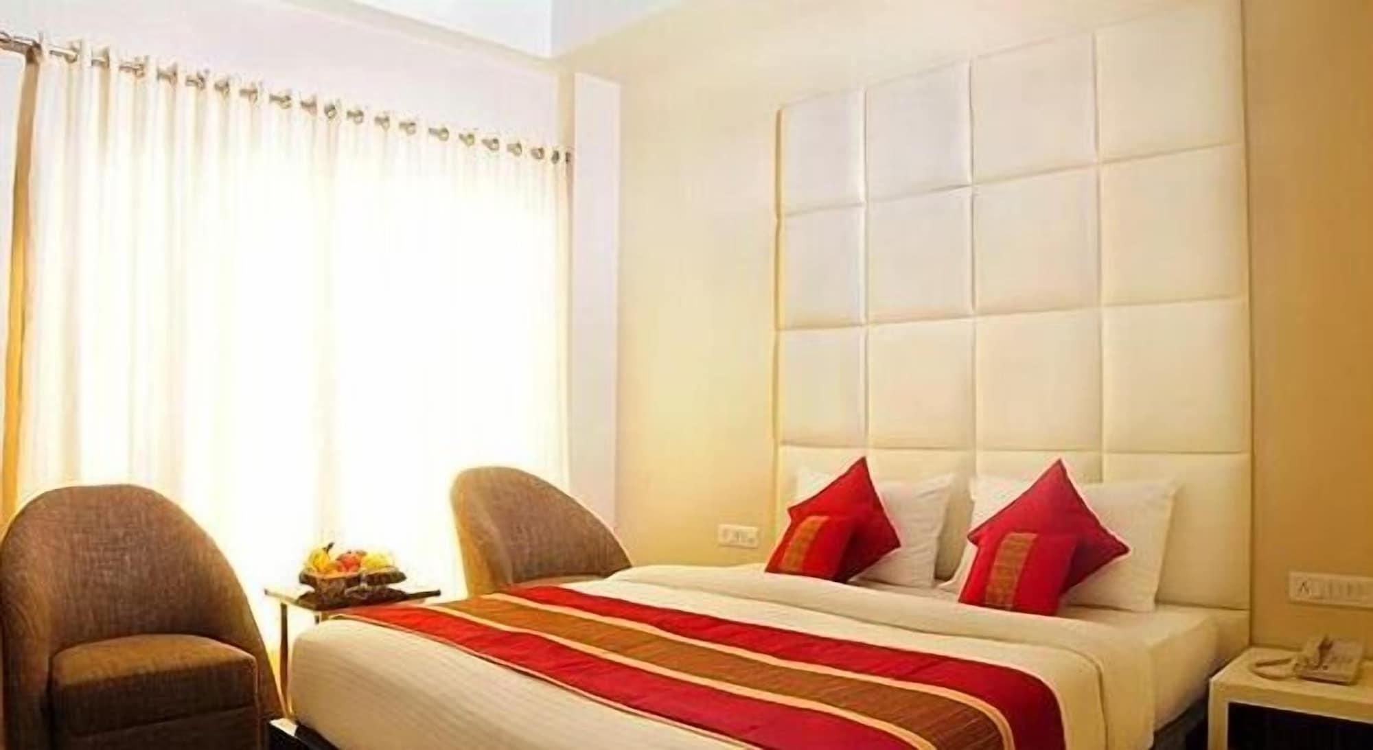 Hotel Gulnar New Delhi Bagian luar foto