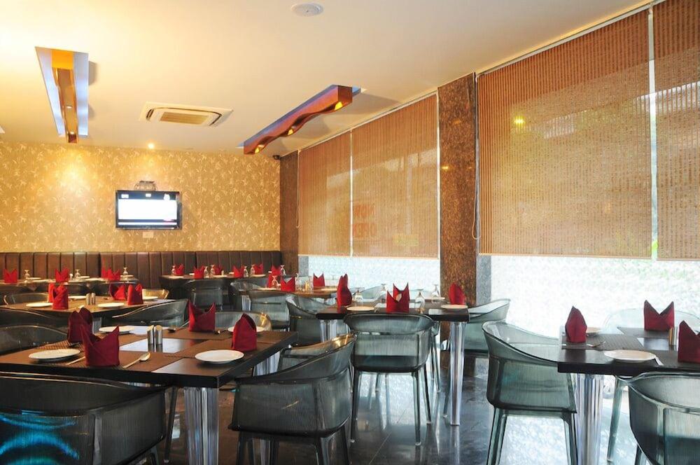 Hotel Gulnar New Delhi Bagian luar foto