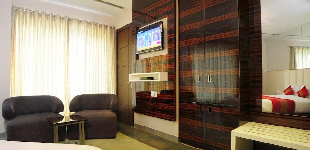 Hotel Gulnar New Delhi Bagian luar foto