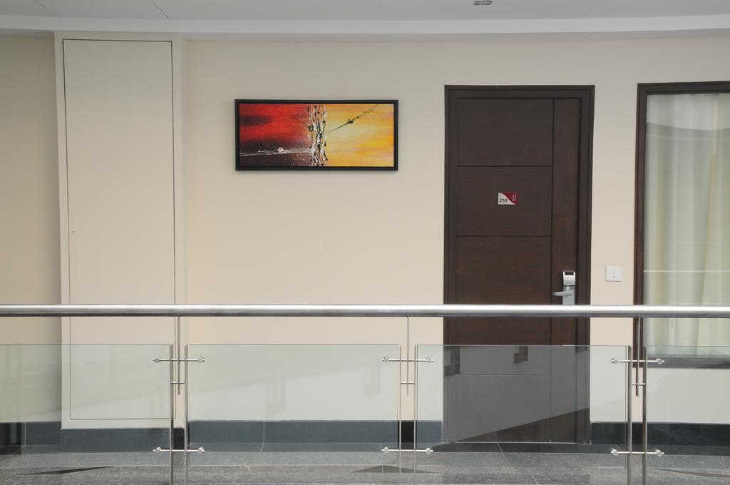Hotel Gulnar New Delhi Bagian luar foto
