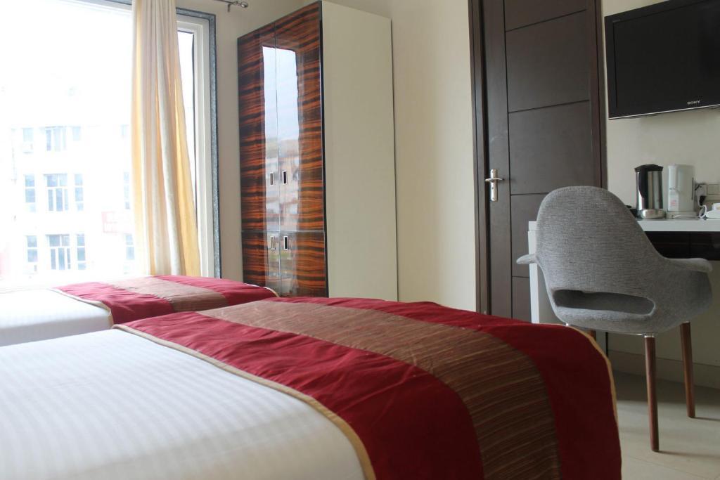 Hotel Gulnar New Delhi Bagian luar foto