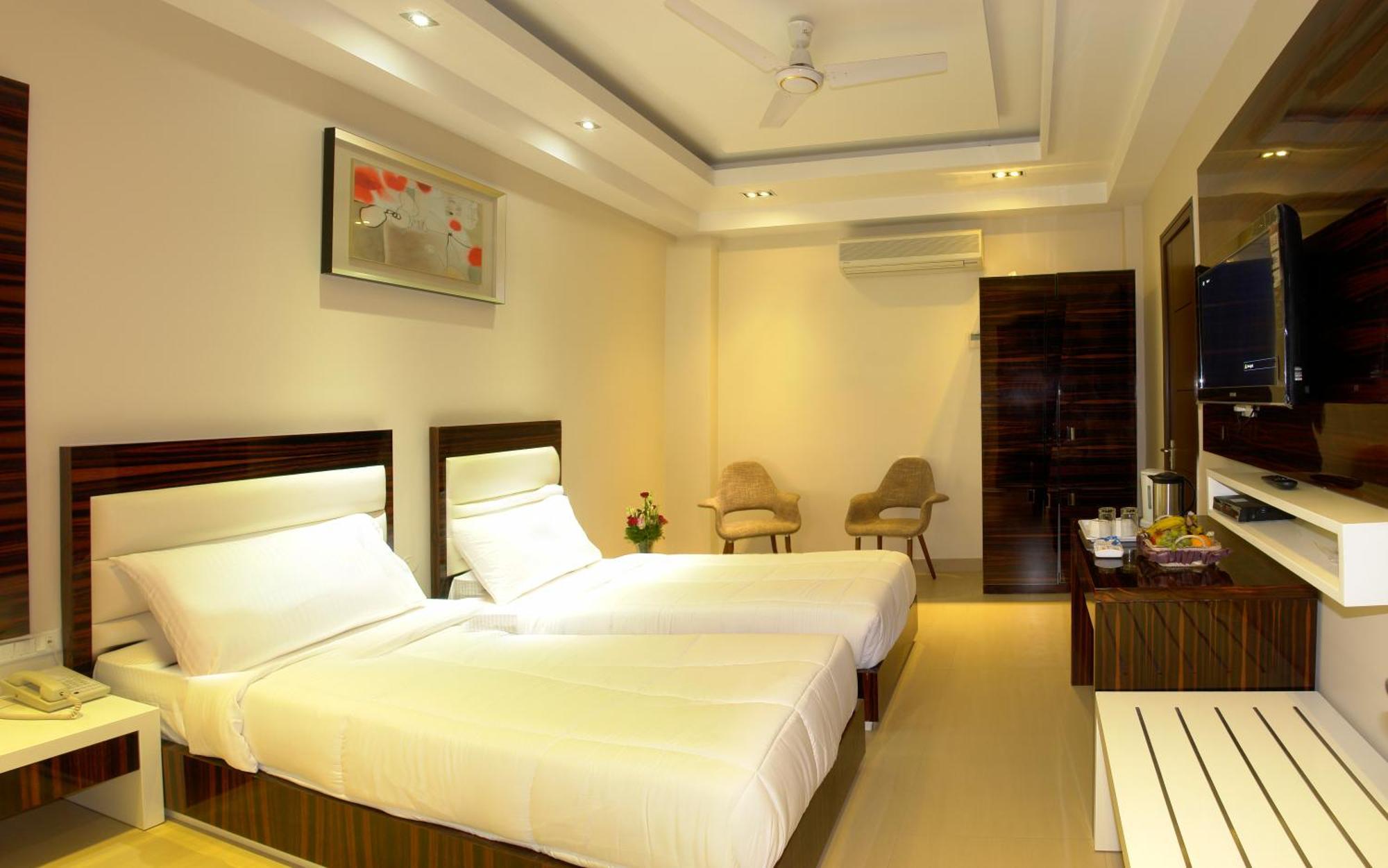 Hotel Gulnar New Delhi Bagian luar foto