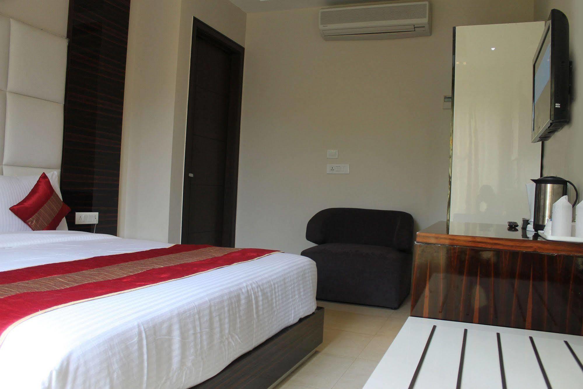 Hotel Gulnar New Delhi Bagian luar foto