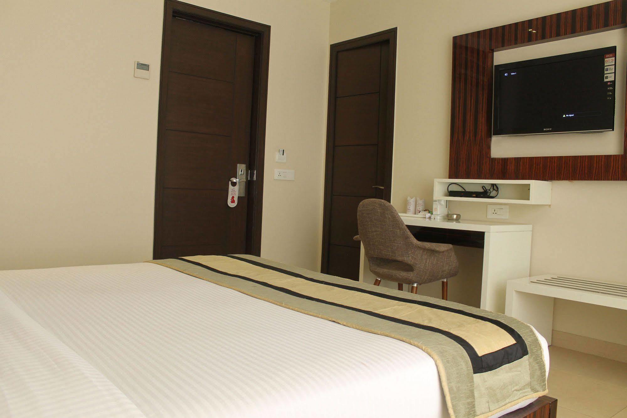 Hotel Gulnar New Delhi Bagian luar foto