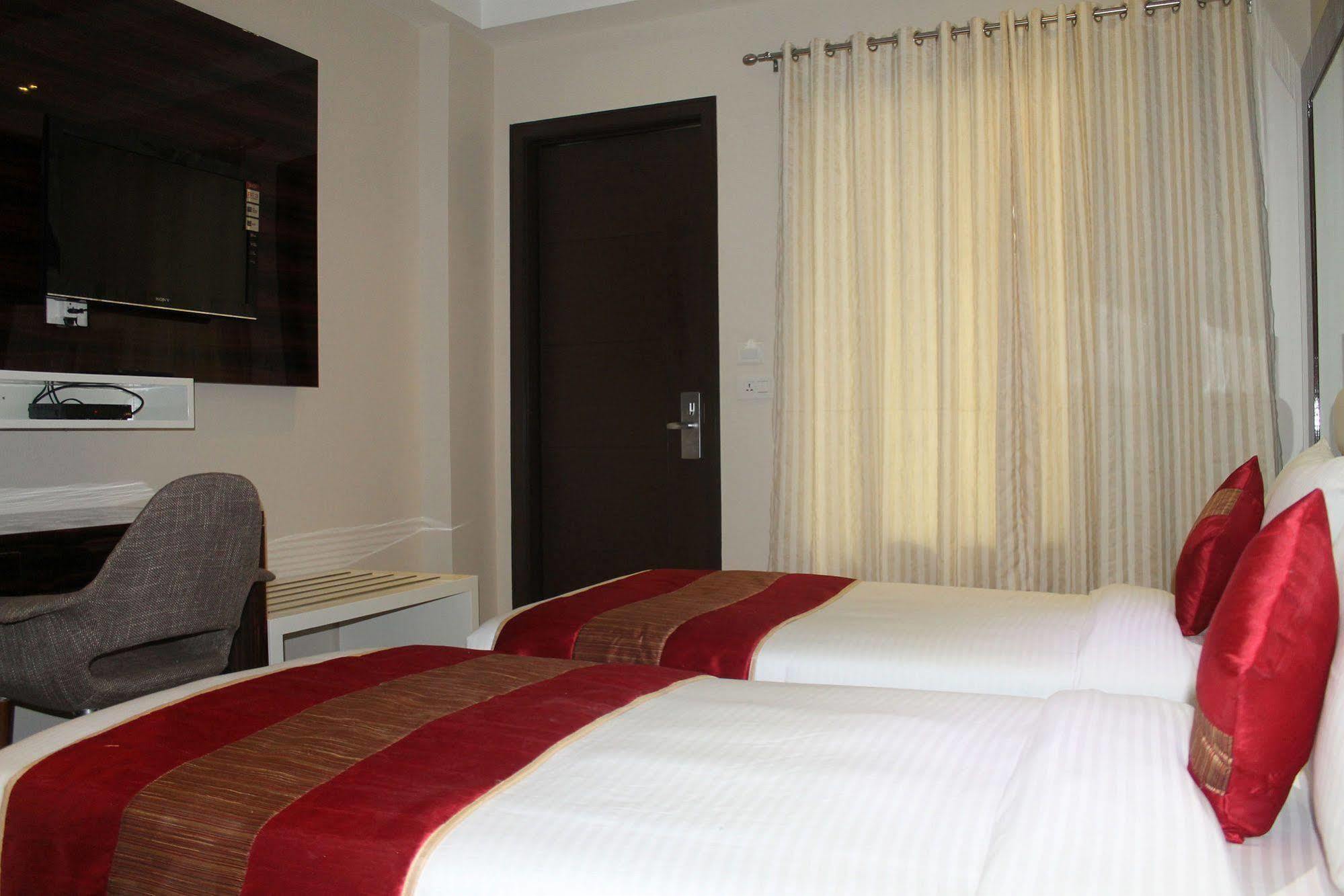 Hotel Gulnar New Delhi Bagian luar foto