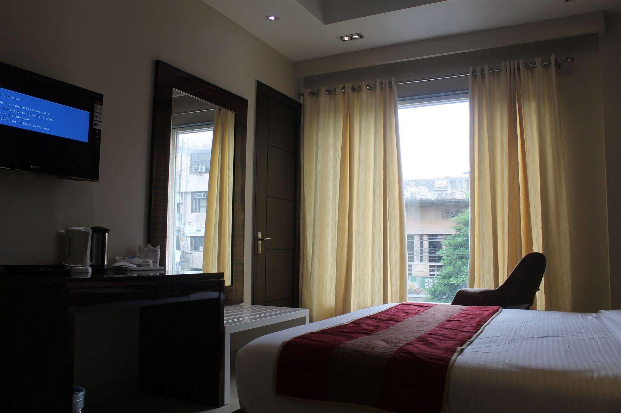 Hotel Gulnar New Delhi Bagian luar foto
