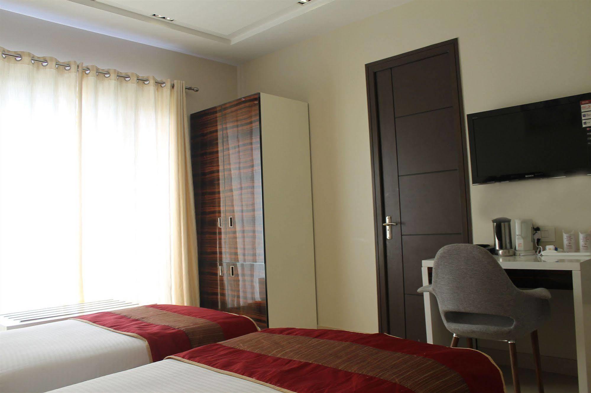 Hotel Gulnar New Delhi Bagian luar foto