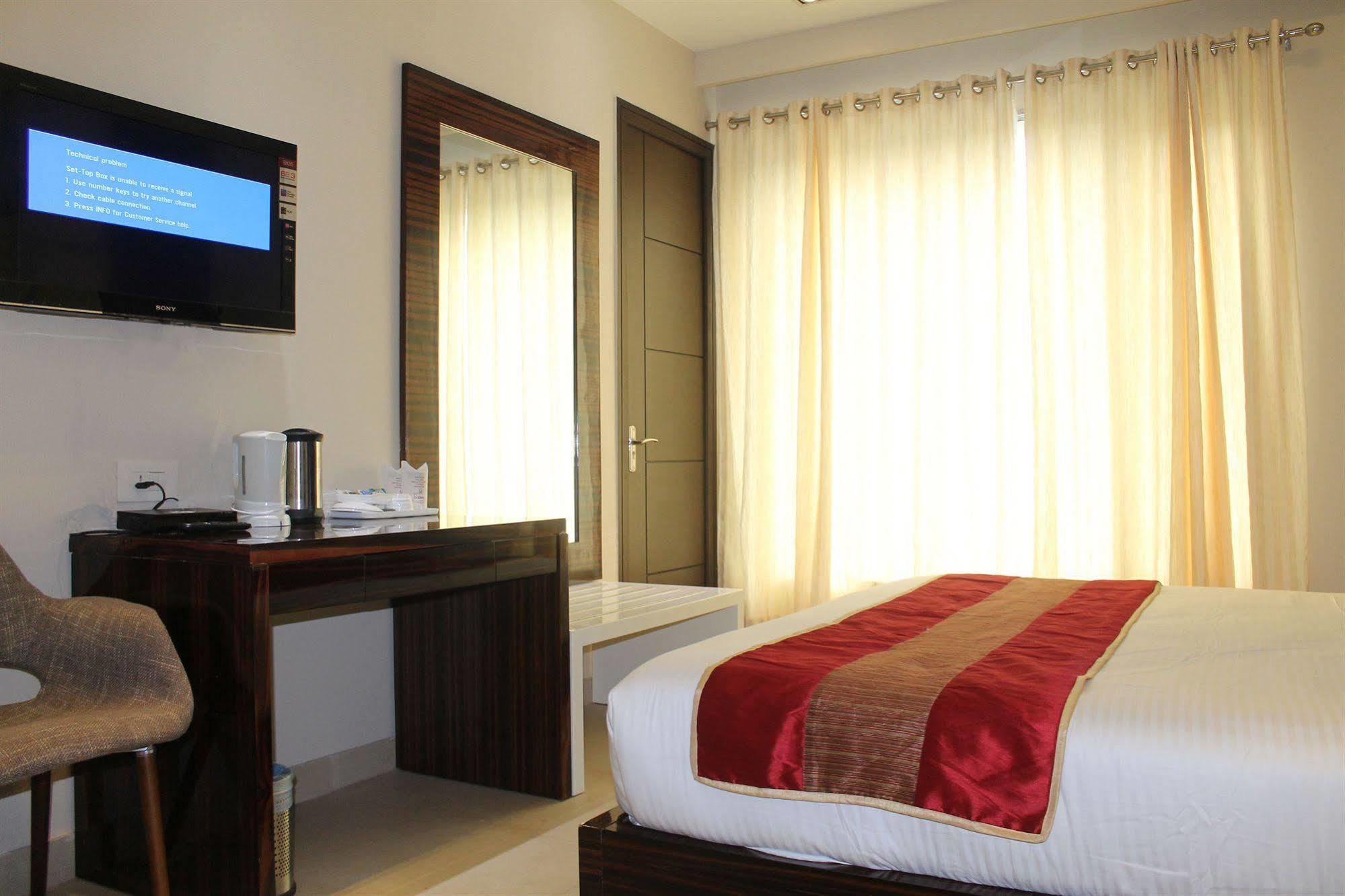 Hotel Gulnar New Delhi Bagian luar foto