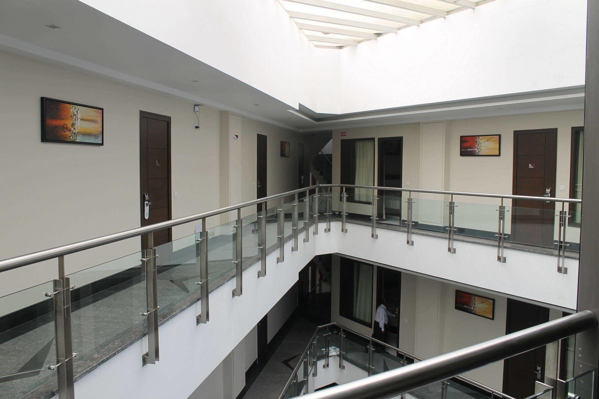 Hotel Gulnar New Delhi Bagian luar foto