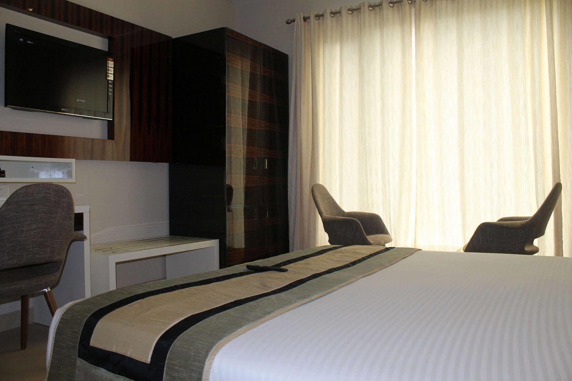 Hotel Gulnar New Delhi Bagian luar foto