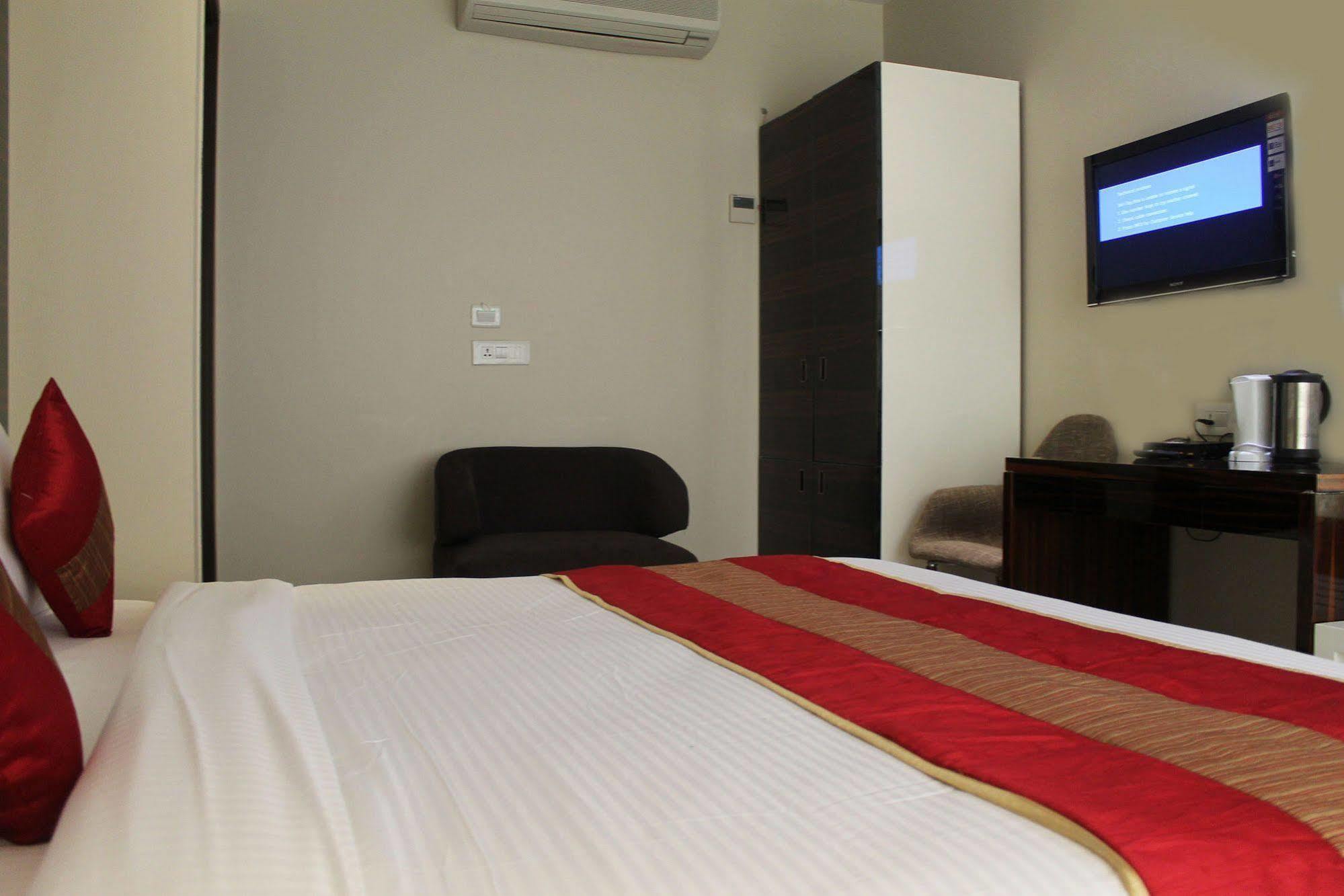 Hotel Gulnar New Delhi Bagian luar foto